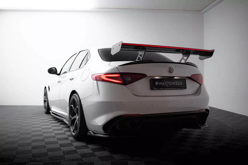 Carbon Spoiler + Led Alfa Romeo Giulia Quadrifoglio - Image 3