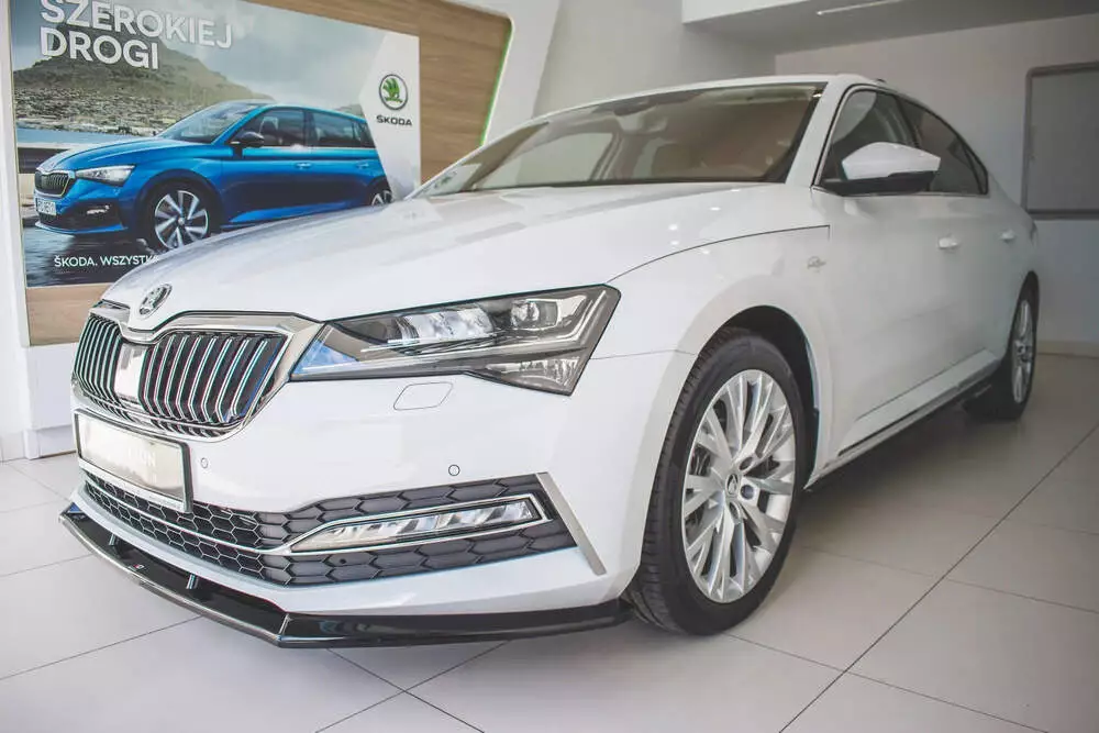 Front Splitter V.2 Skoda Superb Liftback / Combi Mk3 Facelift - Image 4